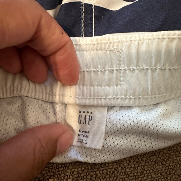 Striped gap toddler swim trunks, 5T - Picture 3 of 3